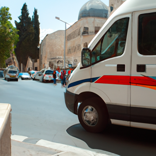 תמונה של ניידת הסעות חונה מול רחוב סואן בירושלים.